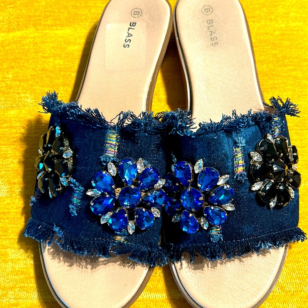 Bill Blass flat sandals